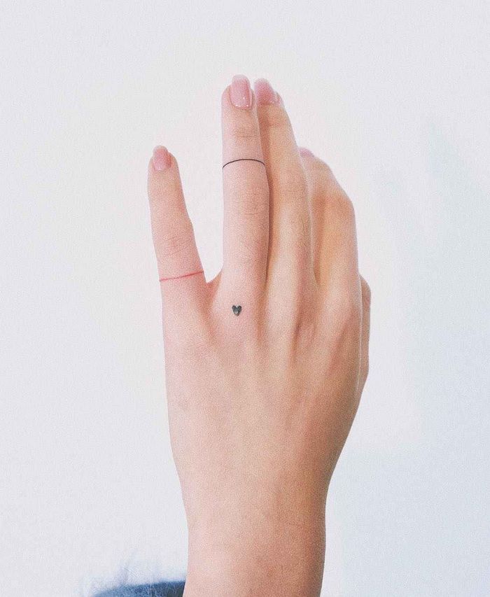 Тату на пальцах для девушек. Надписи, эскизы и их значение маленьких татуировок