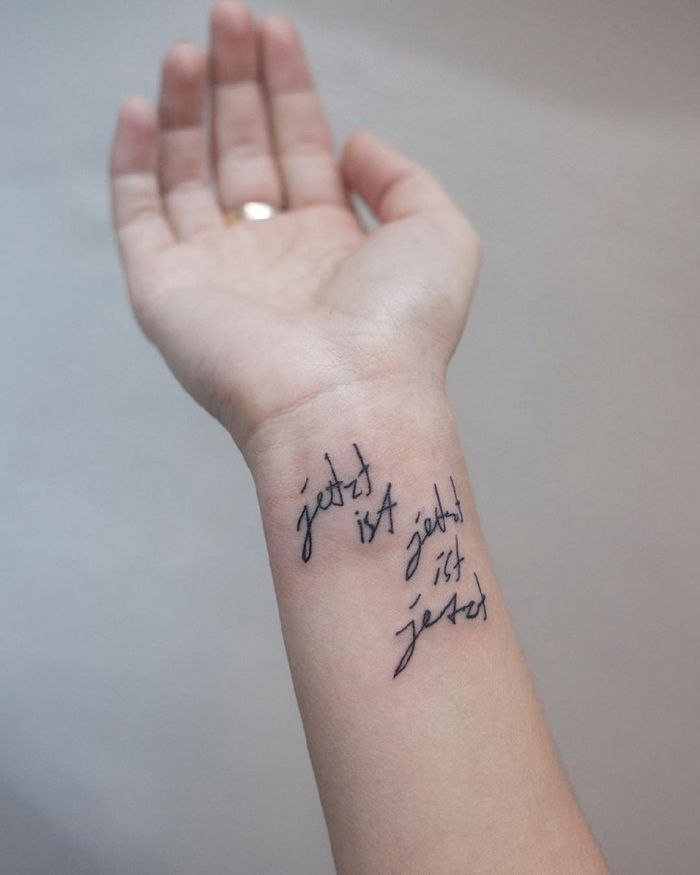 Женские татуировки. Фото и значение надписи на руке, ноге, запястье, спине, животе, лопатке, в