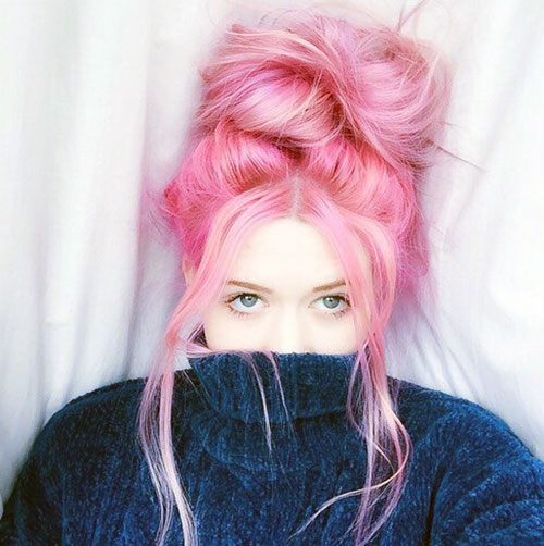 Розовые пряди на светлых волосах. Фото, как сделать на каре, средние, длинные волосы, с плетением