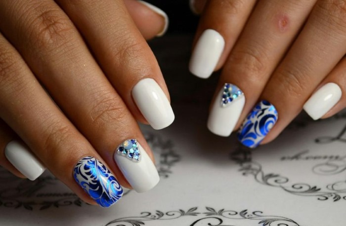 Дизайн ногтей синий с белым гель-лаком. Фото френч, со стразами, серебром