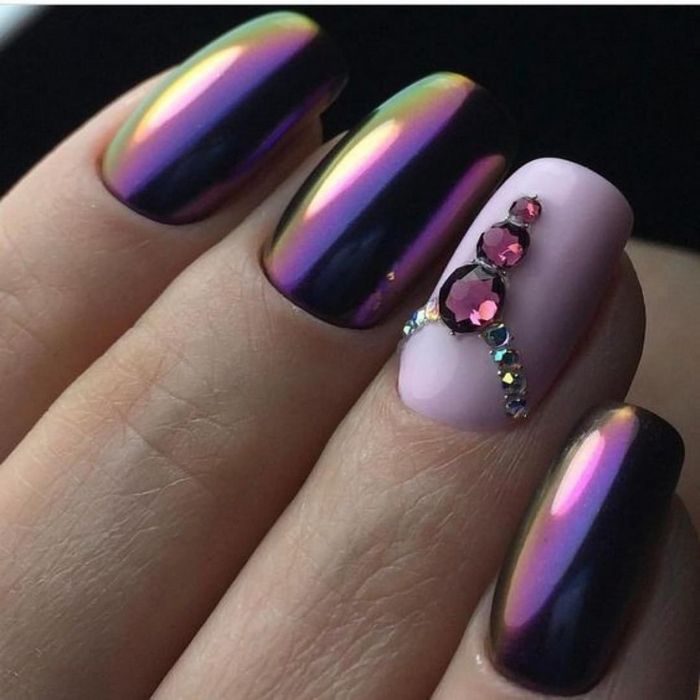 Дизайн ногтей в темных цветах и оттенков. Фото маникюра со стразами, блестками, френч на короткие,