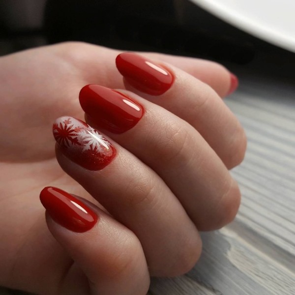 Красный маникюр на длинные ногти. Фото 2020 со стразами, полосками, орнаментом, френч