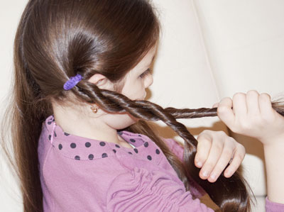 Красивые прически с кудрями на средние волосы, плетением, челкой для девочек. Фото, как сделать