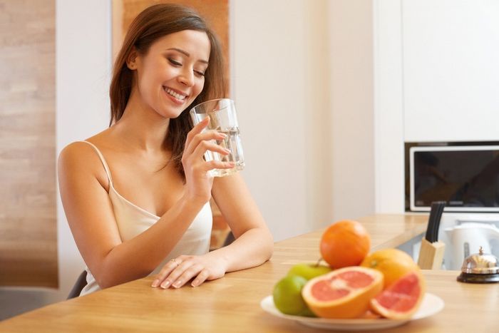 Как женщинам правильно пить воду