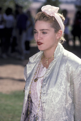 Как бы выглядела в классической одежде Мадонна