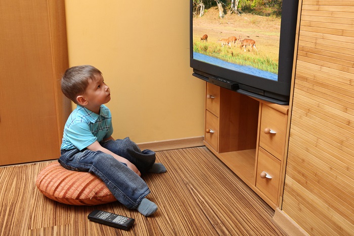 Дети и телевизор что смотреть, в каком возрасте, сколько — и можно ли смотреть ребенку телевизор