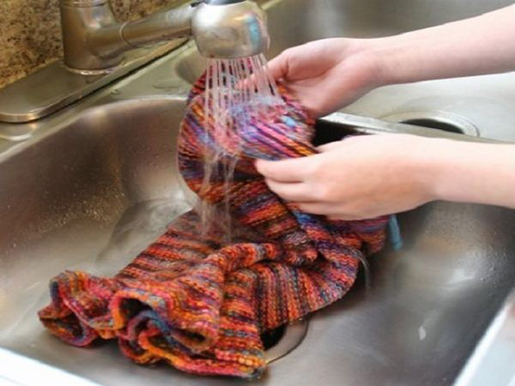Как постирать шерстяной шарф