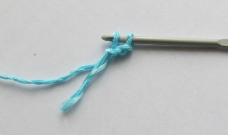 Вариант вязки шнурка гусенички крючком