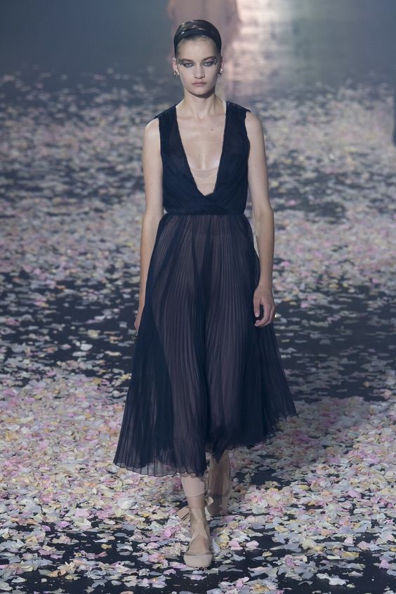 Модные фасоны красивых чёрных платьев 2019