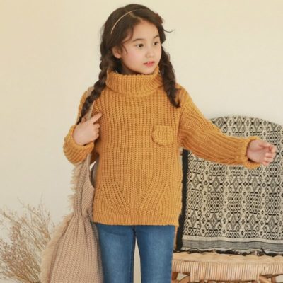 Очаровательный свитер для девочки крючком