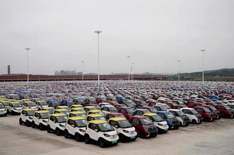 Китай может ослабить меры, призванные стимулировать переход на электромобили, чтобы помочь автопроизводителям