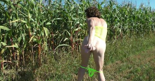 Dirty Garden Girl - Corn lady corn, pony cock fuck at corn field (FullHD)
