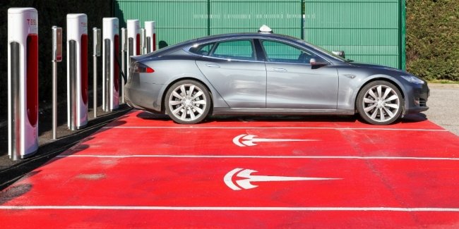 «Умные» Tesla: электрокары облегчат жизнь с парковкой