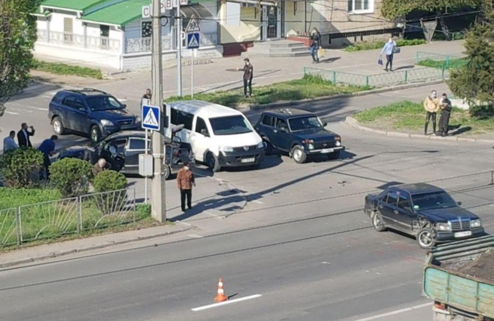 Вісті з Полтави - ДТП на перехресті Маршала Бірюзова та Петра Юрченка: від удара Volkswagen відкинуло на тротуар