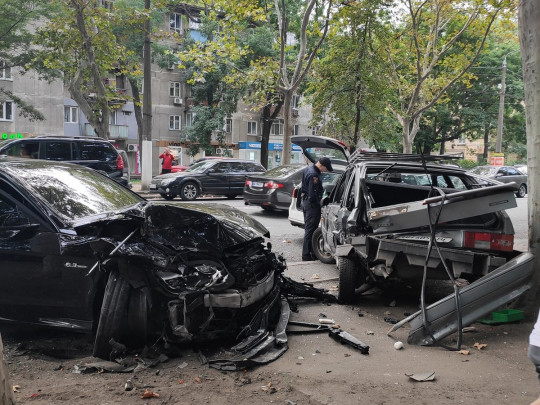В Одессе лихач на Mercedes устроил масштабное ДТП: шесть авто – всмятку